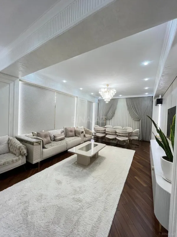 Satılır 4 otaqlı mənzil 200 m²