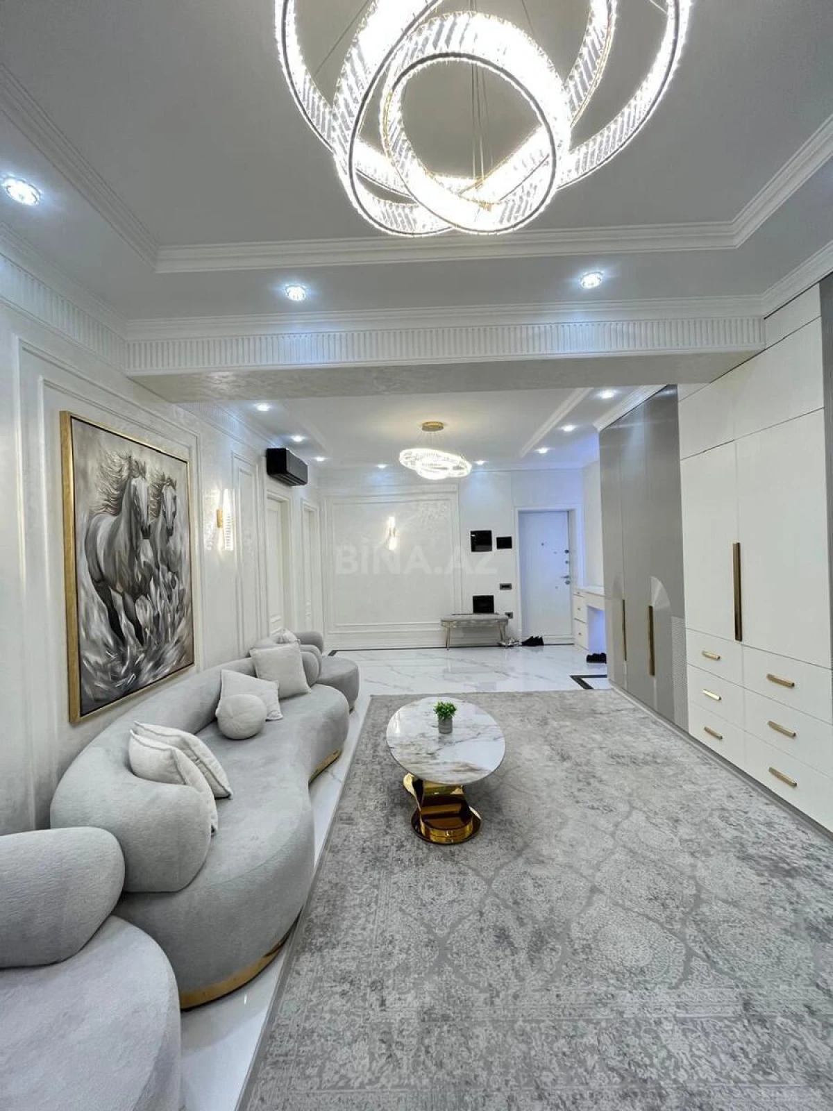 Satılır 4 otaqlı mənzil 200 m²