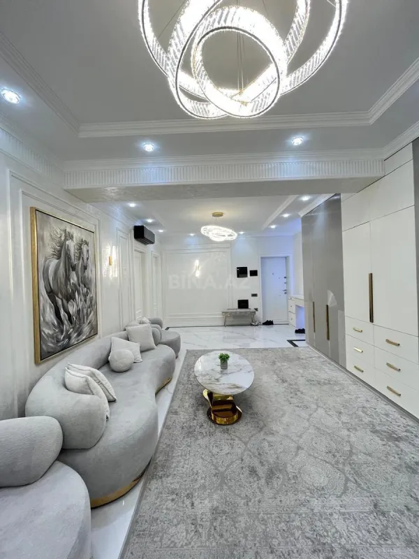 Satılır 4 otaqlı mənzil 200 m²