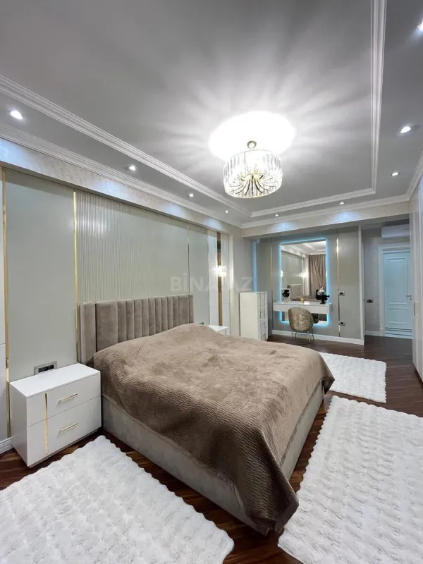 Satılır 4 otaqlı mənzil 200 m²