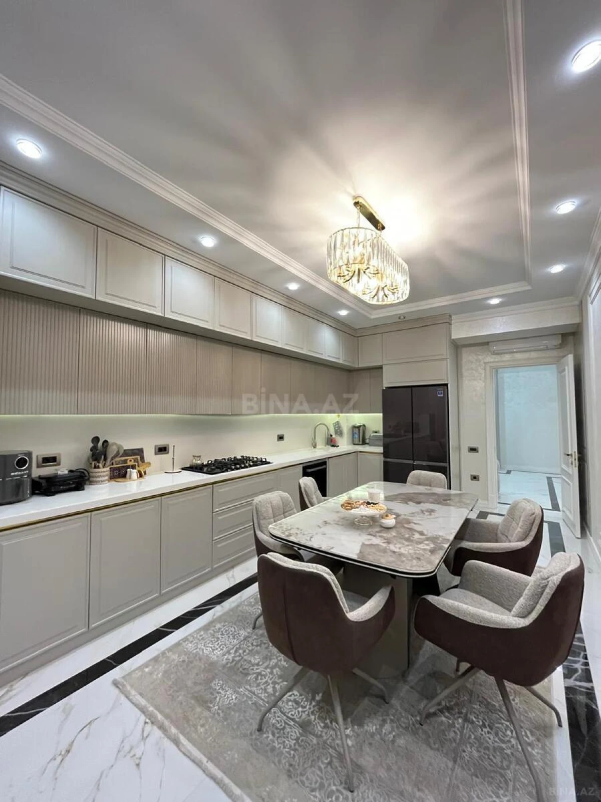 Satılır 4 otaqlı mənzil 200 m²