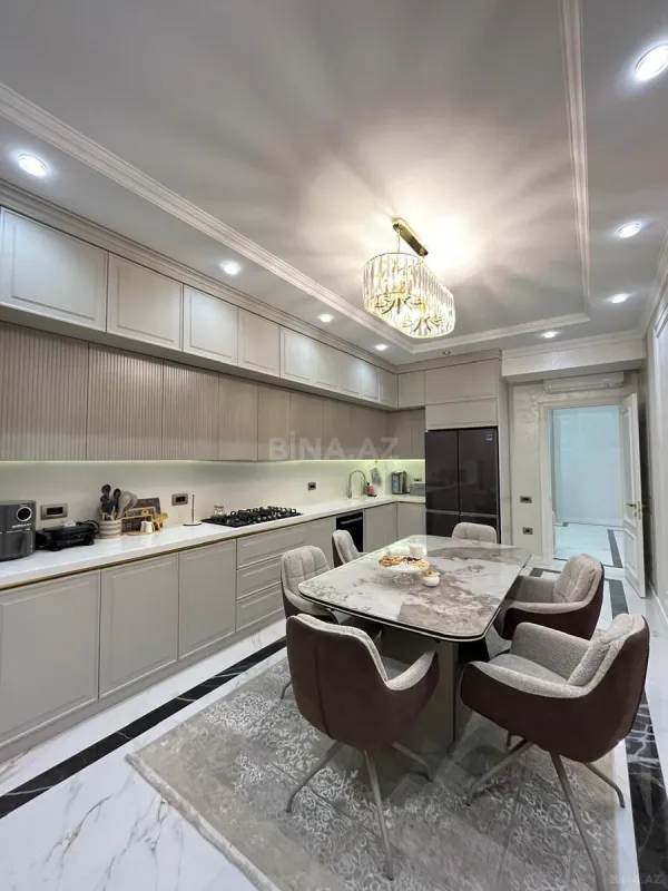 Satılır 4 otaqlı mənzil 200 m²