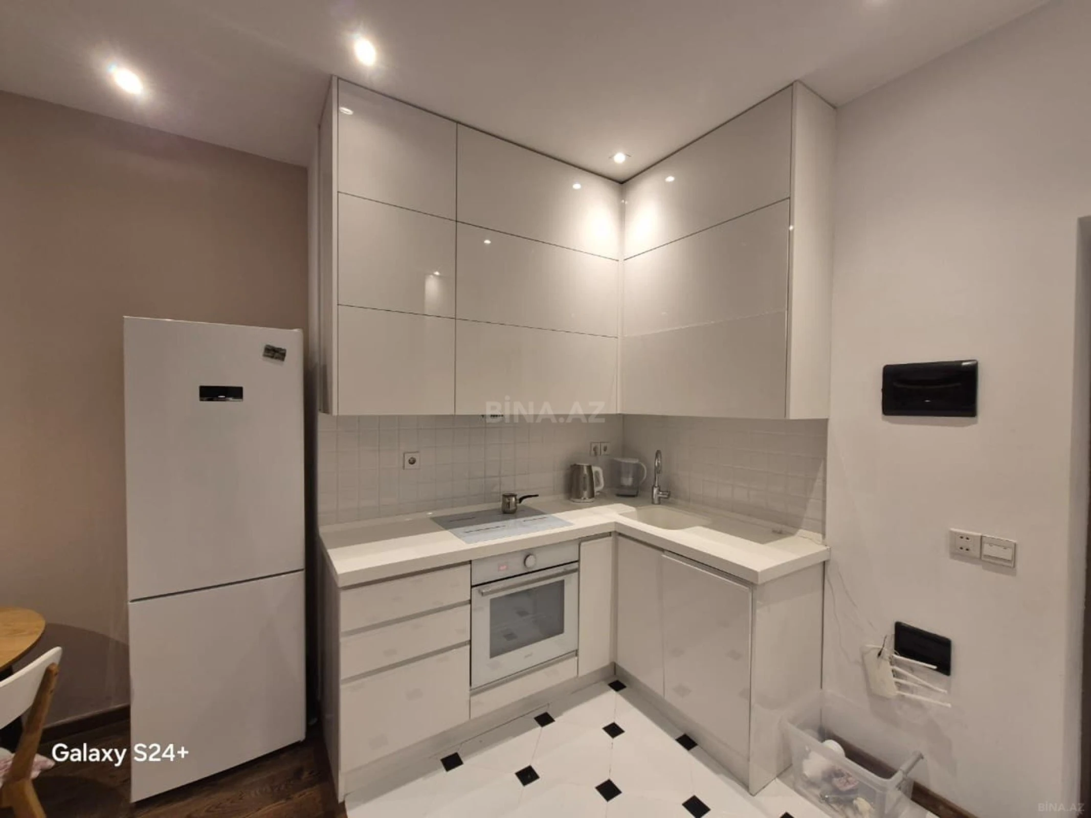 Kirayə verilir 2 otaqlı mənzil 74 m²