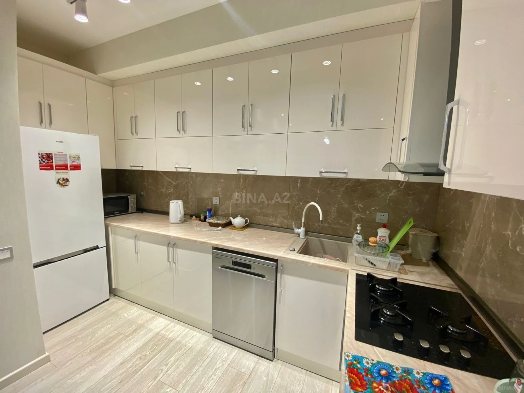 Kirayə verilir 2 otaqlı mənzil 80 m²