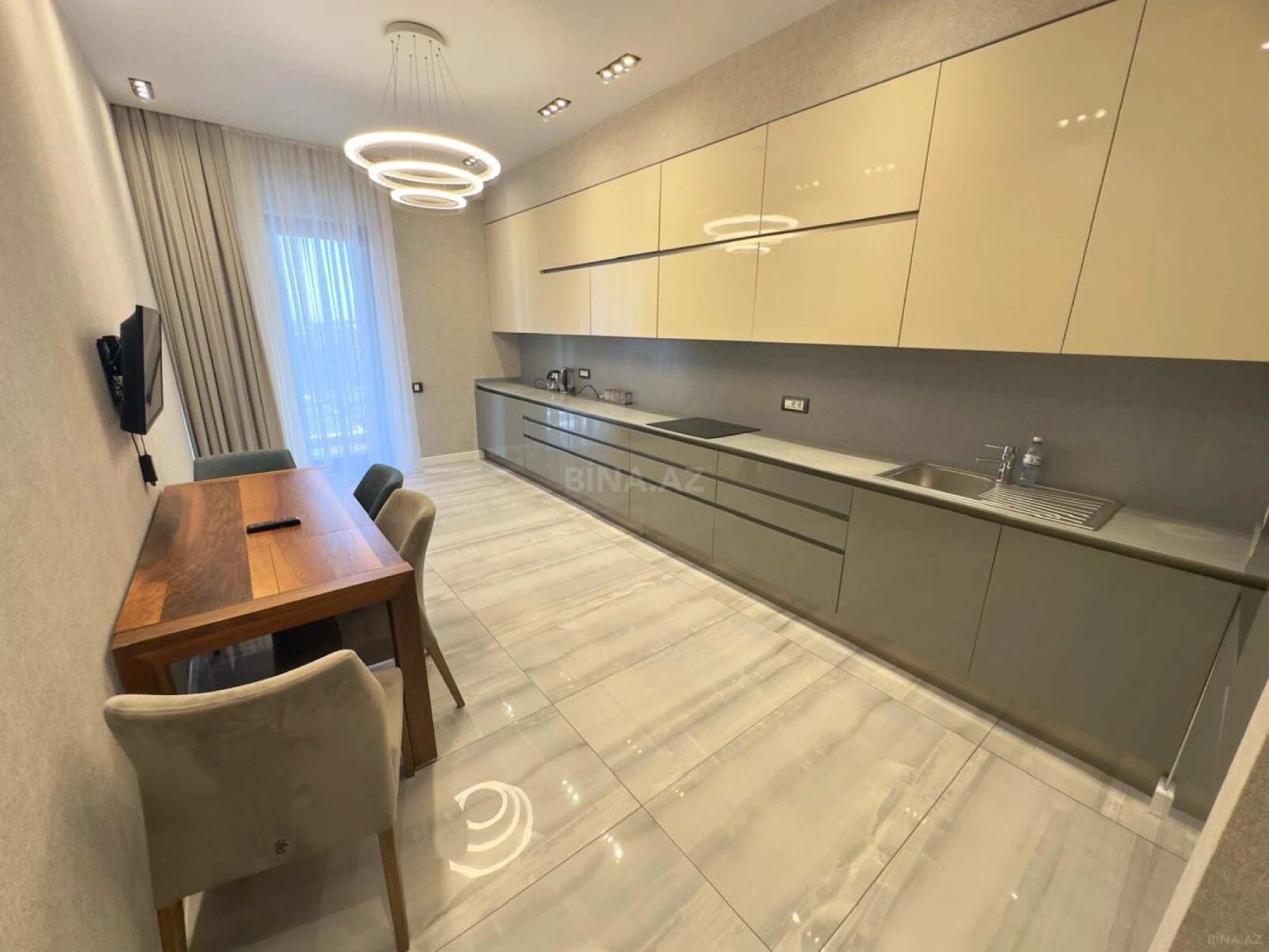 Kirayə verilir 3 otaqlı mənzil 140 m²