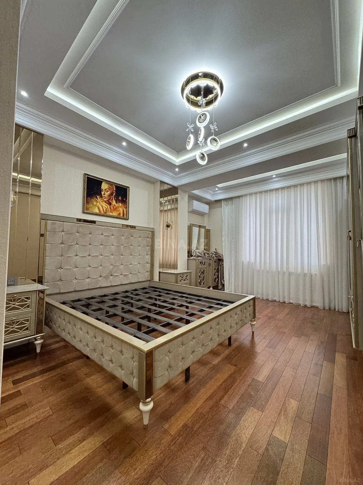 Satılır 4 otaqlı mənzil 164 m²
