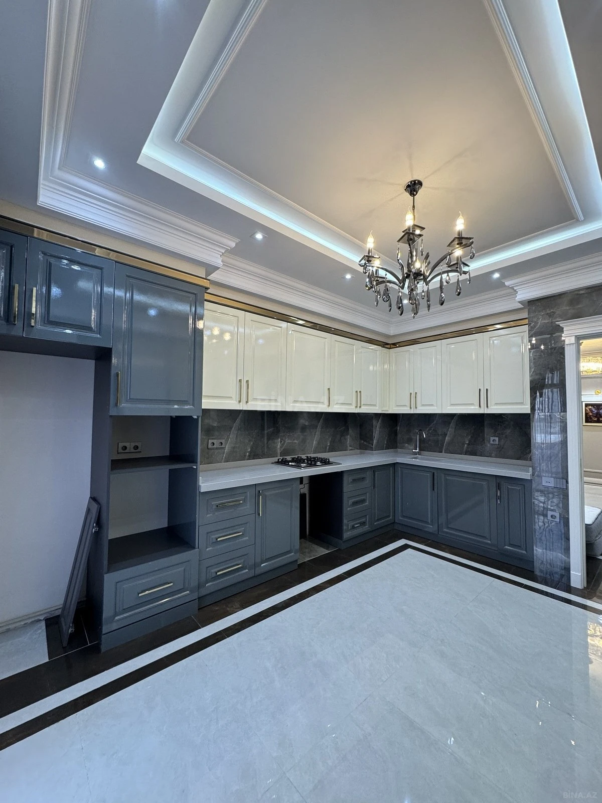 Satılır 4 otaqlı mənzil 164 m²