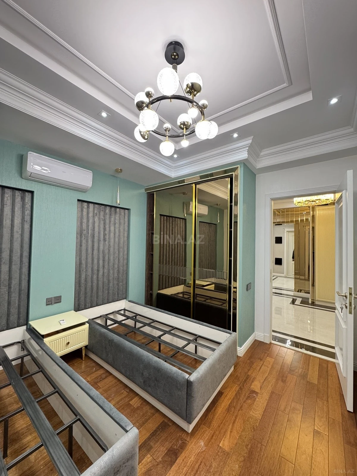 Satılır 4 otaqlı mənzil 164 m²