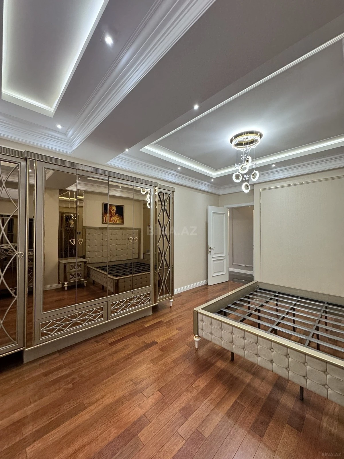 Satılır 4 otaqlı mənzil 164 m²