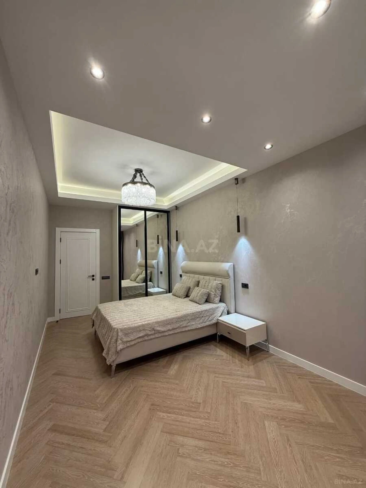 Satılır 4 otaqlı mənzil 195 m²