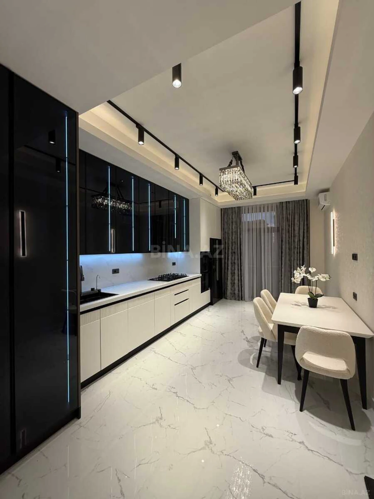 Satılır 4 otaqlı mənzil 195 m²