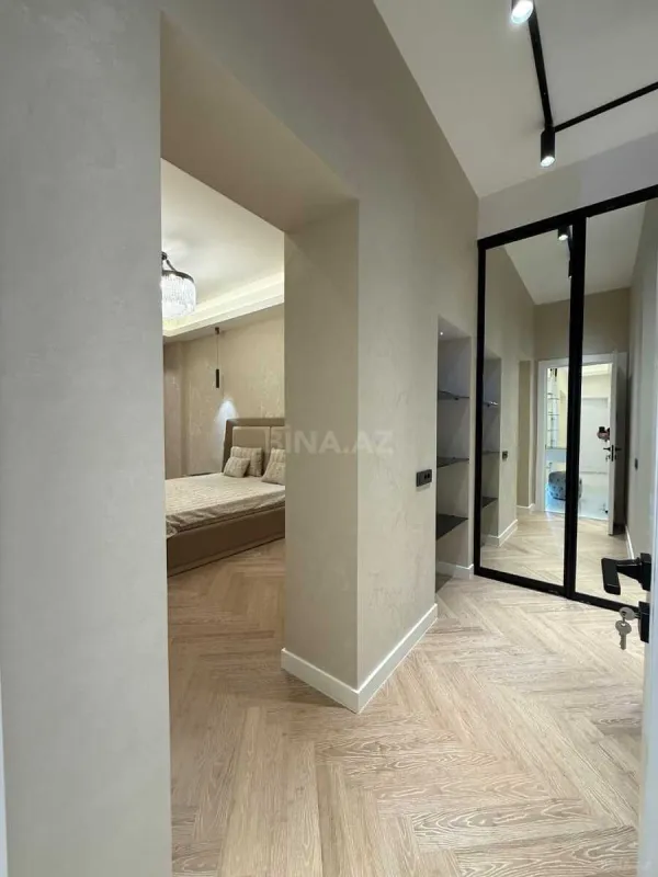 Satılır 4 otaqlı mənzil 195 m²