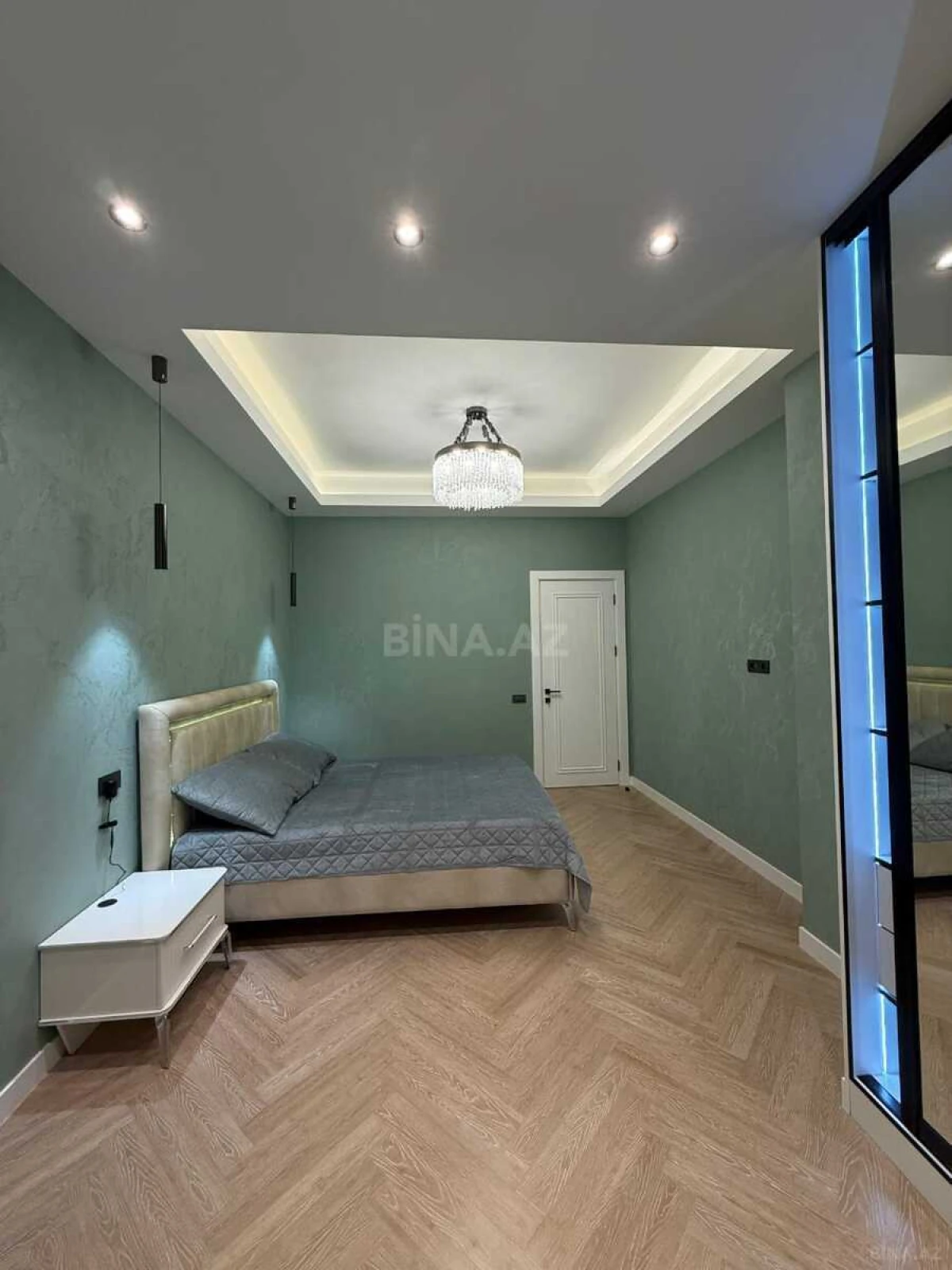 Satılır 4 otaqlı mənzil 195 m²