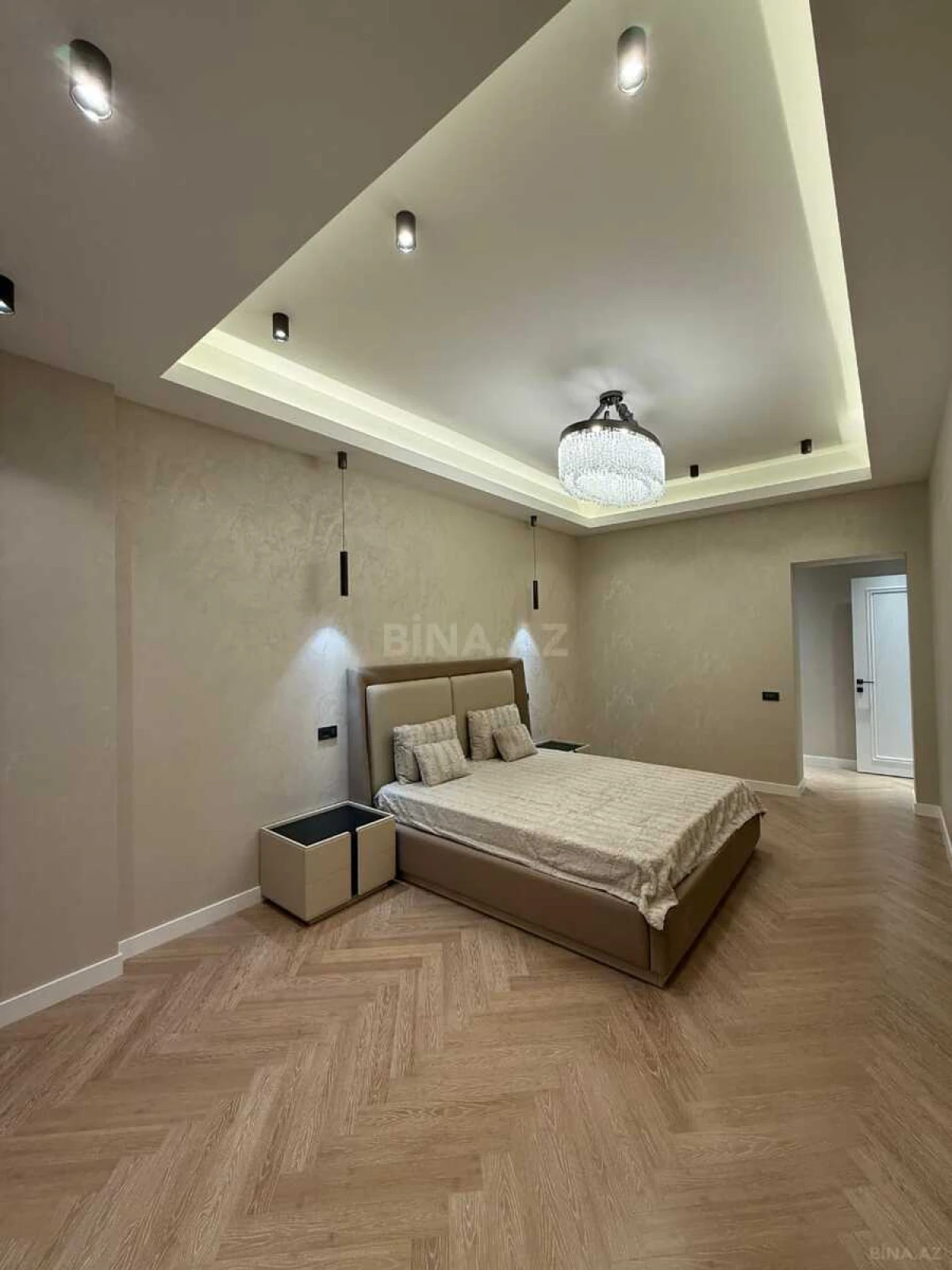 Satılır 4 otaqlı mənzil 195 m²