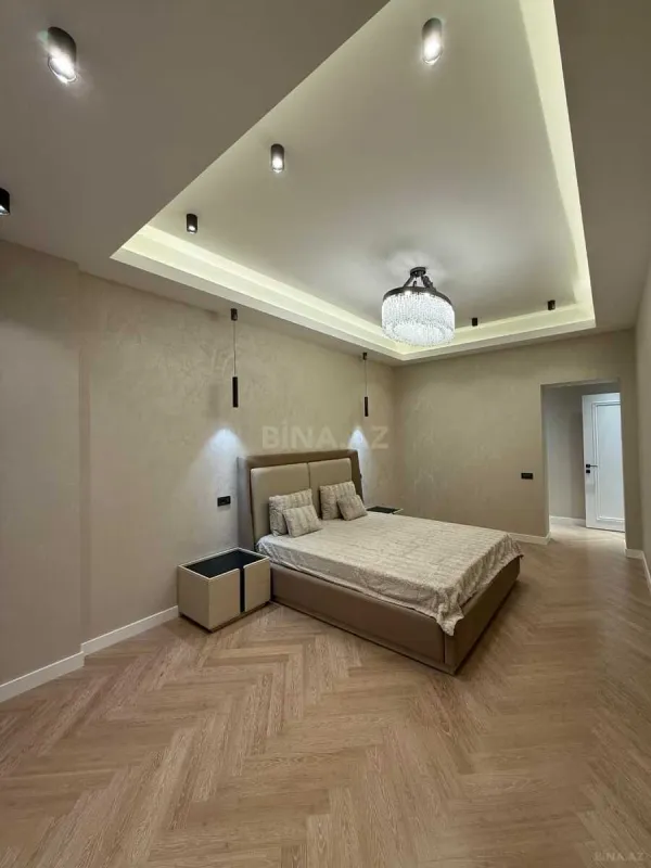 Satılır 4 otaqlı mənzil 195 m²