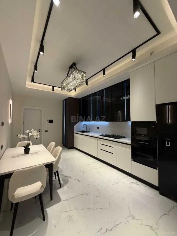 Satılır 4 otaqlı mənzil 195 m²