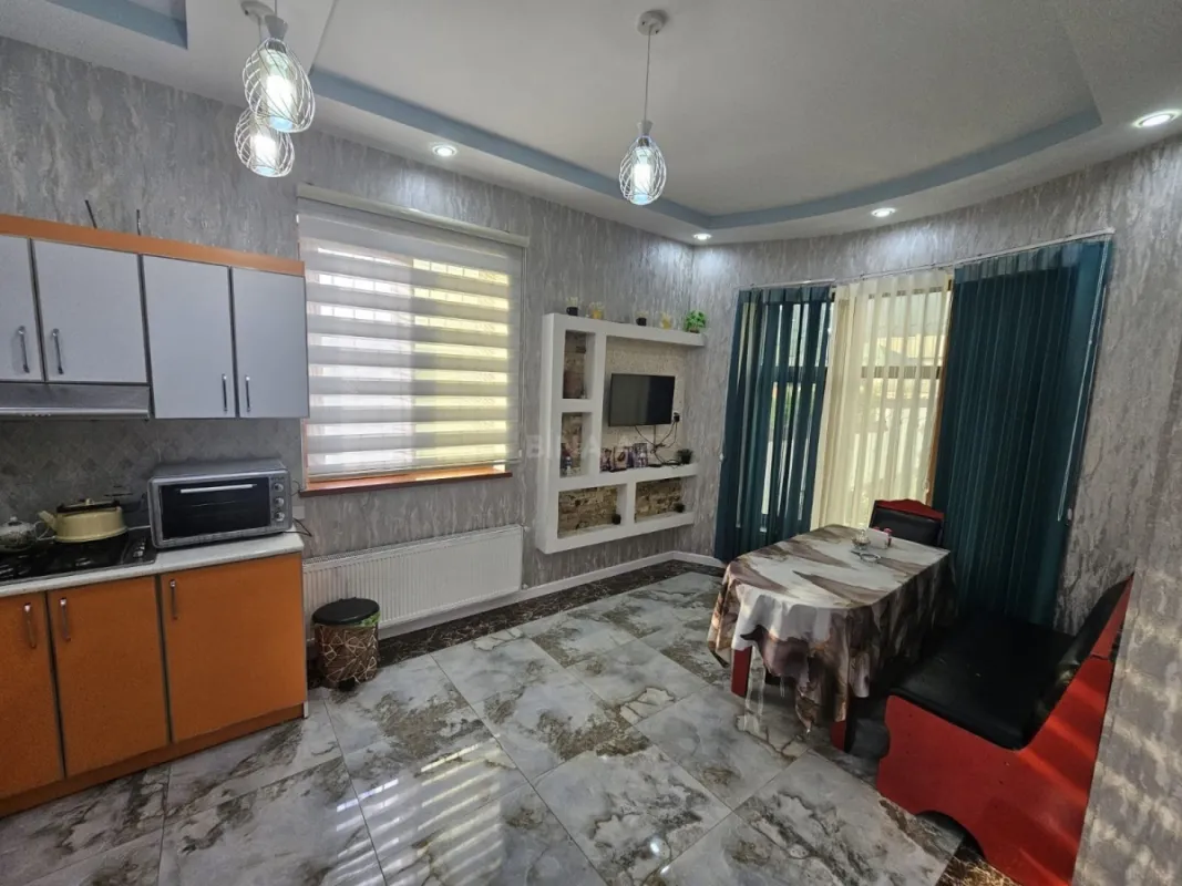 Kirayə verilir 6 otaqlı həyət evi 250 m²
