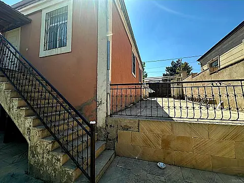 Satılır 4 otaqlı həyət evi 240 m²