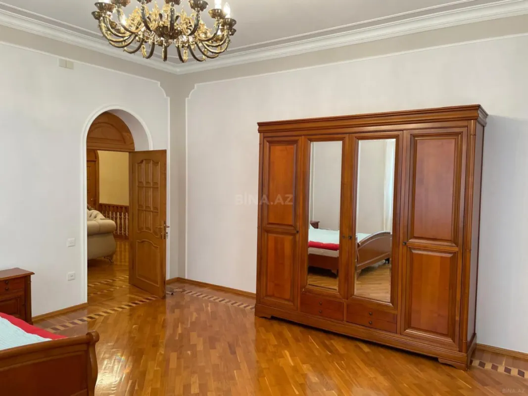 Satılır 7 otaqlı həyət evi 750 m²
