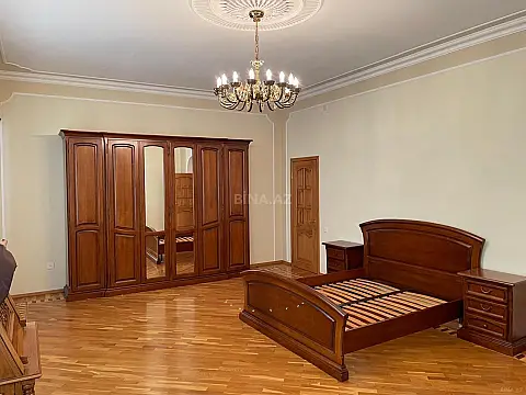 Satılır 7 otaqlı həyət evi 750 m²