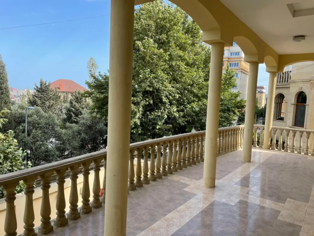 Satılır 7 otaqlı həyət evi 750 m²