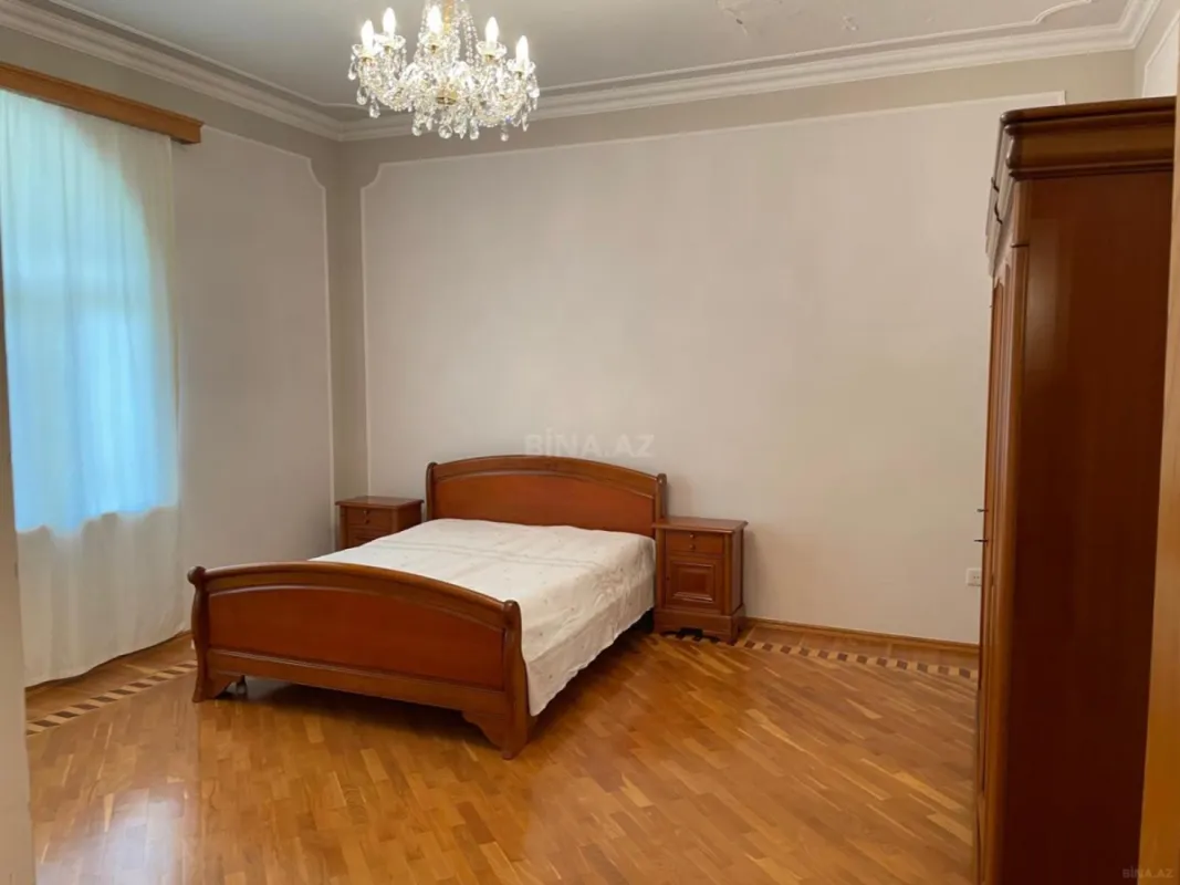 Satılır 7 otaqlı həyət evi 750 m²