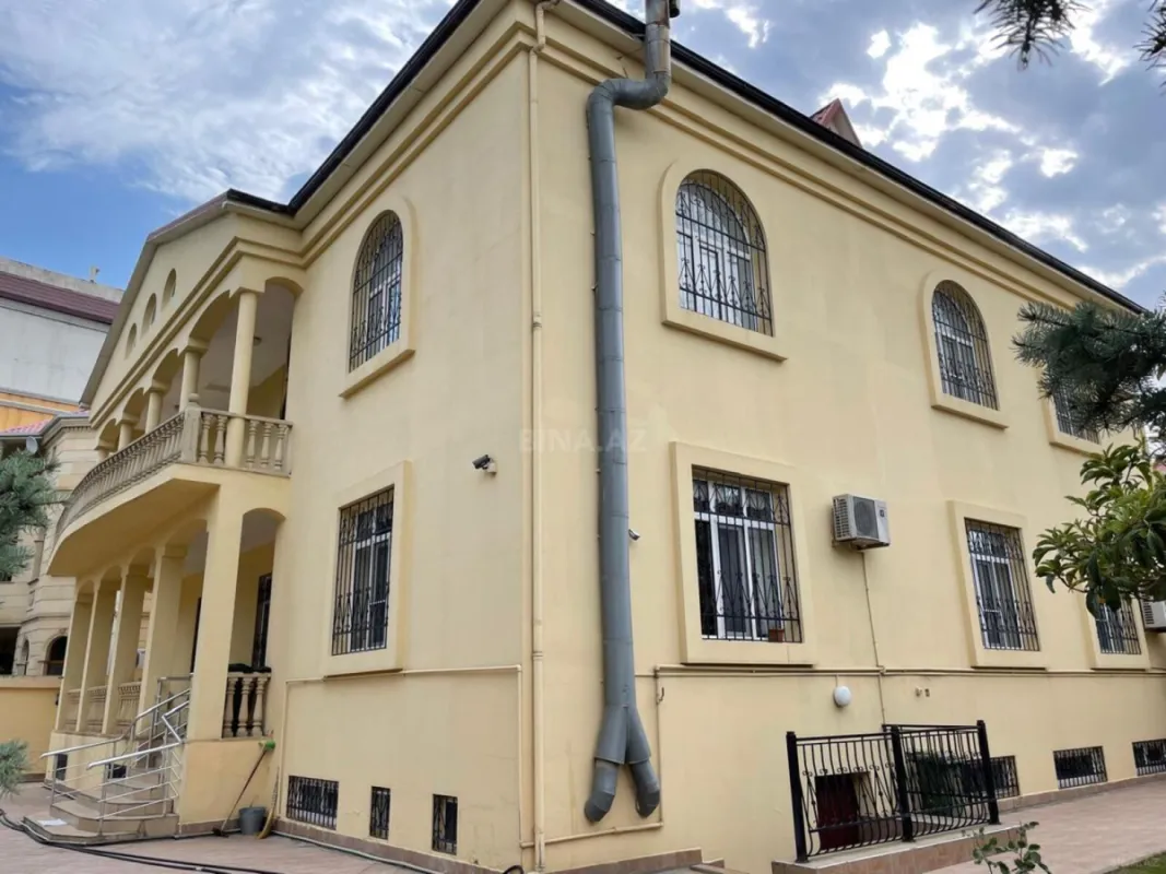 Satılır 7 otaqlı həyət evi 750 m²