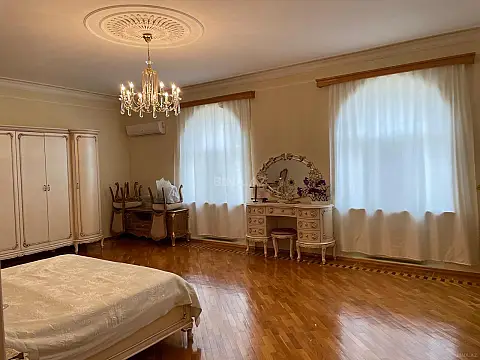 Satılır 7 otaqlı həyət evi 750 m²