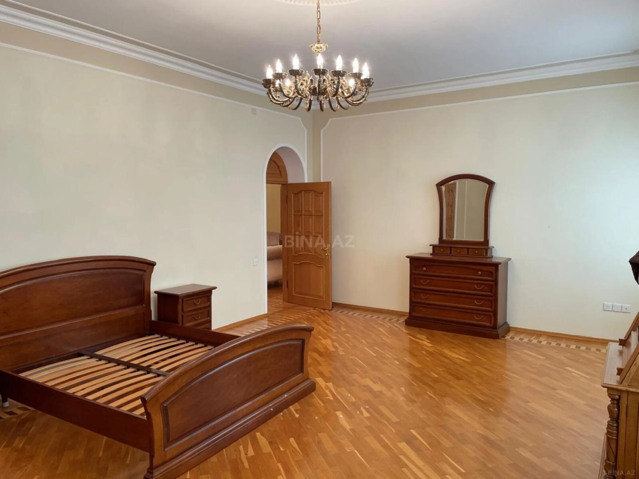 Satılır 7 otaqlı həyət evi 750 m²