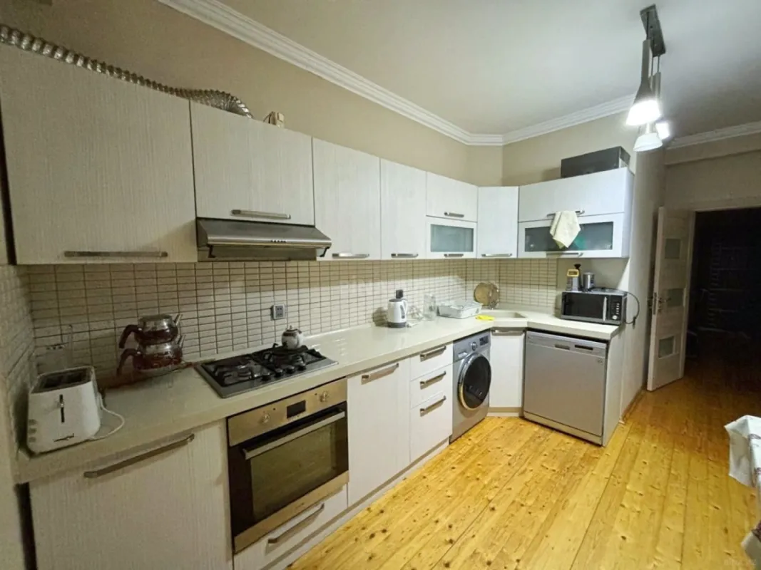 Satılır 3 otaqlı mənzil 148 m²