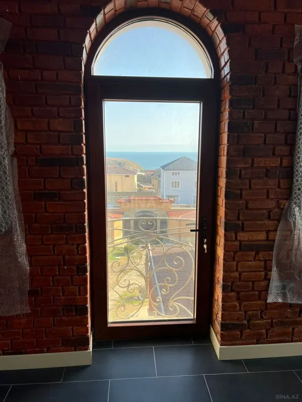 Satılır 10 otaqlı həyət evi 898.8 m²