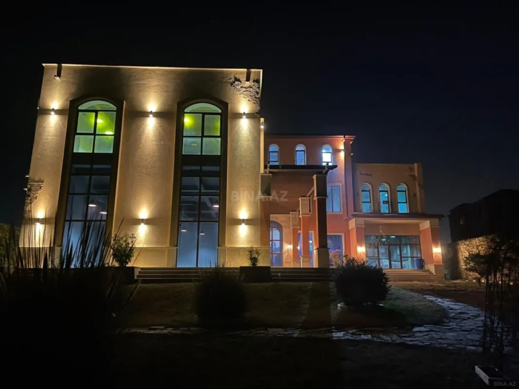 Satılır 10 otaqlı həyət evi 898.8 m²