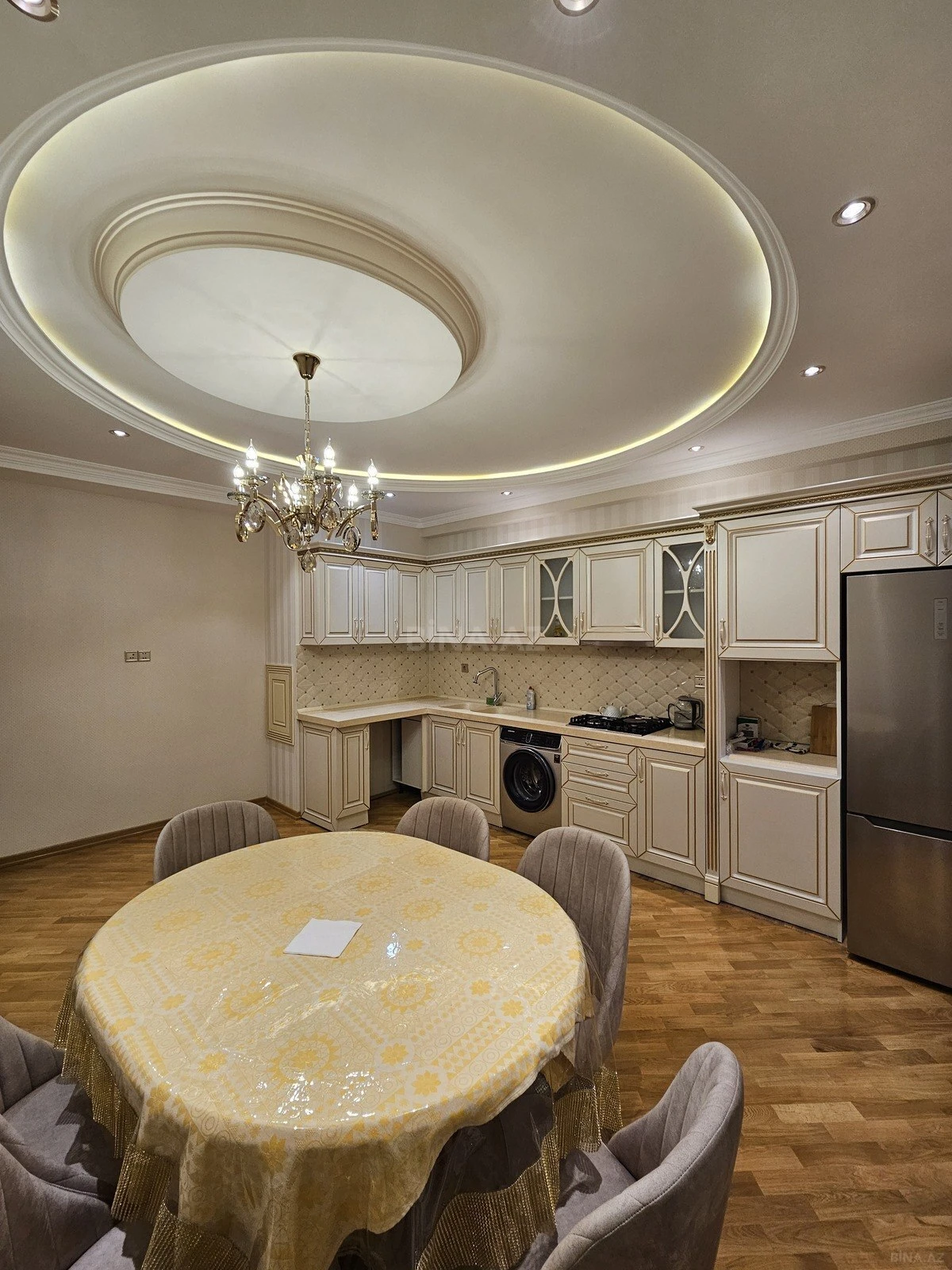 Satılır 3 otaqlı mənzil 137 m²