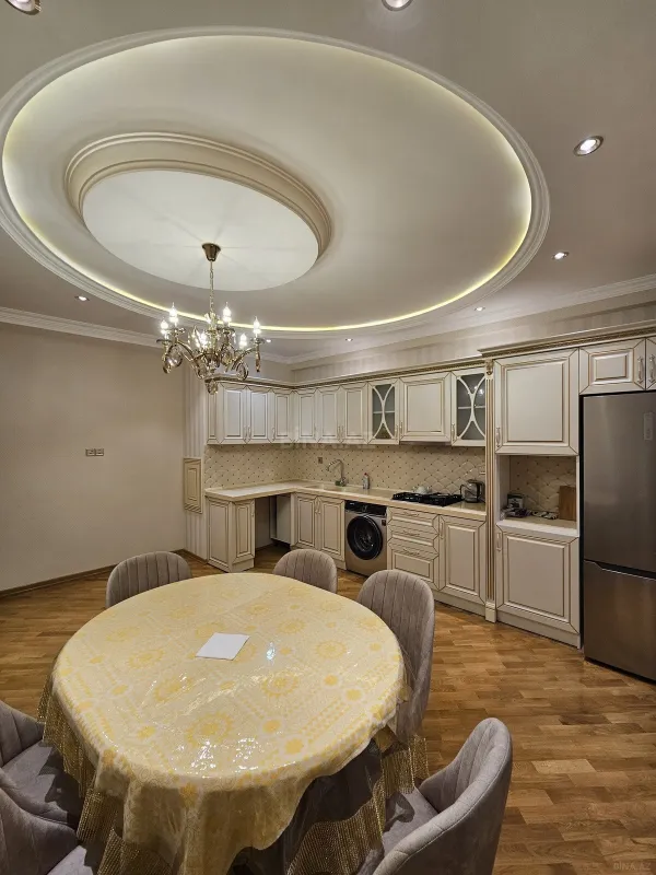 Satılır 3 otaqlı mənzil 137 m²