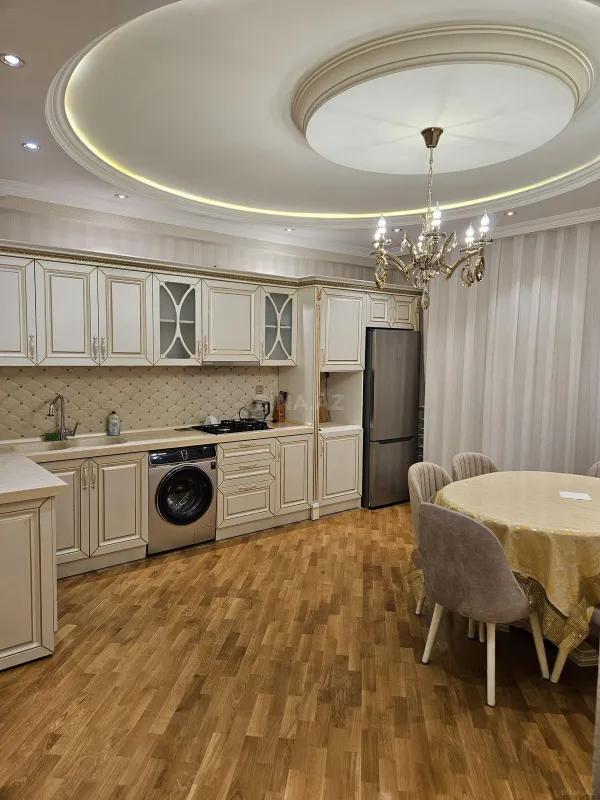 Satılır 3 otaqlı mənzil 137 m²