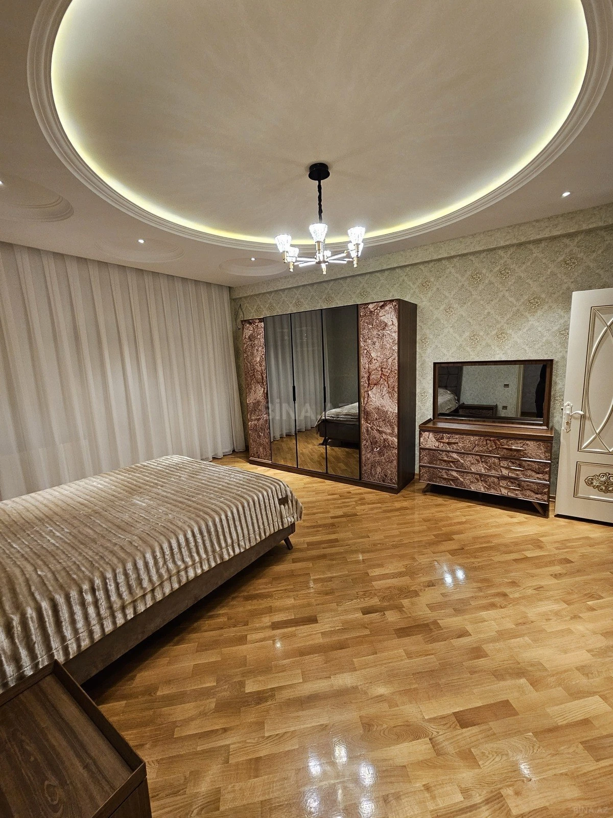 Satılır 3 otaqlı mənzil 137 m²