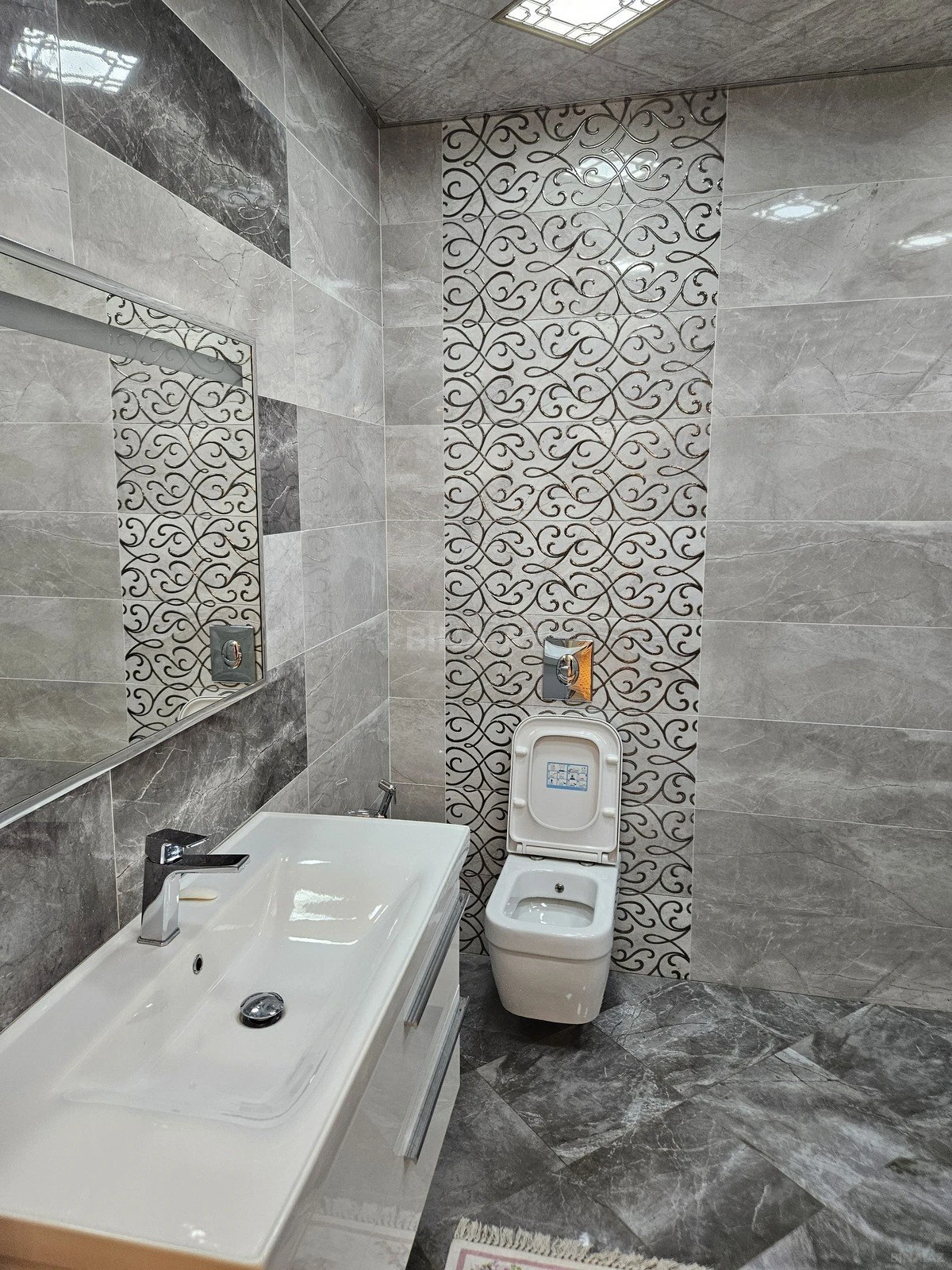 Satılır 3 otaqlı mənzil 137 m²