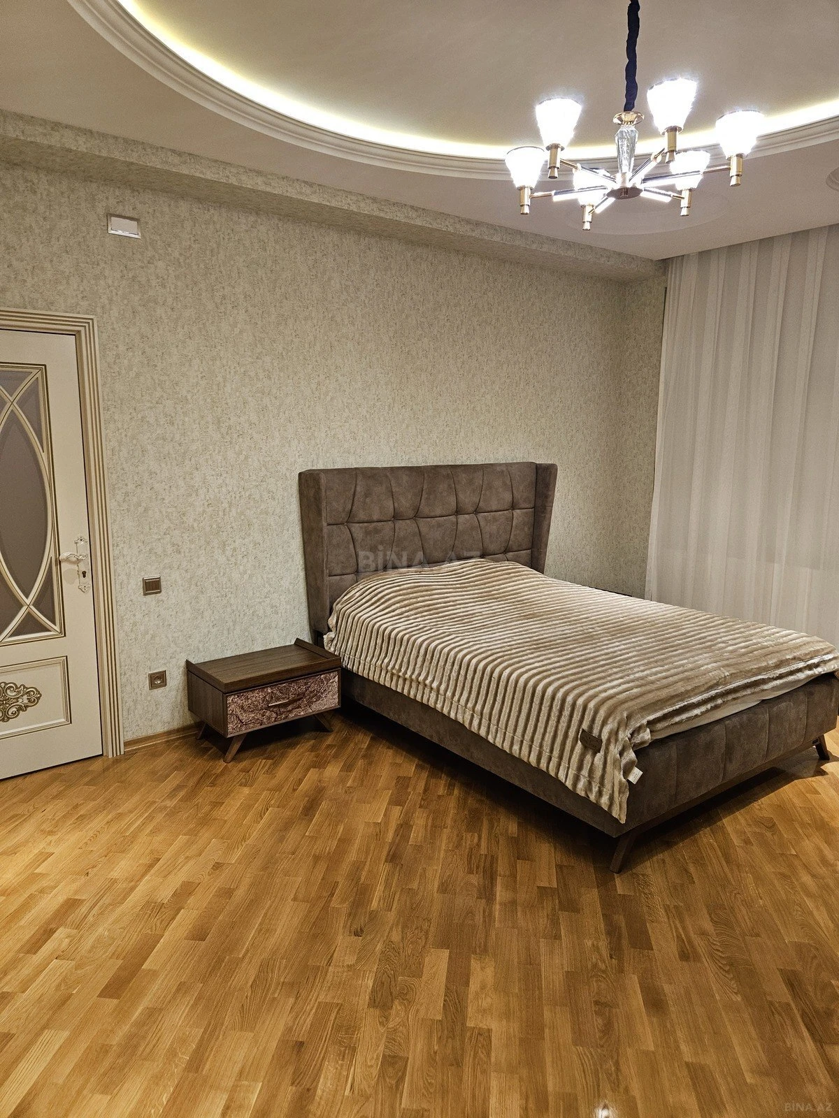 Satılır 3 otaqlı mənzil 137 m²