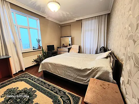 Satılır 3 otaqlı mənzil 142 m²