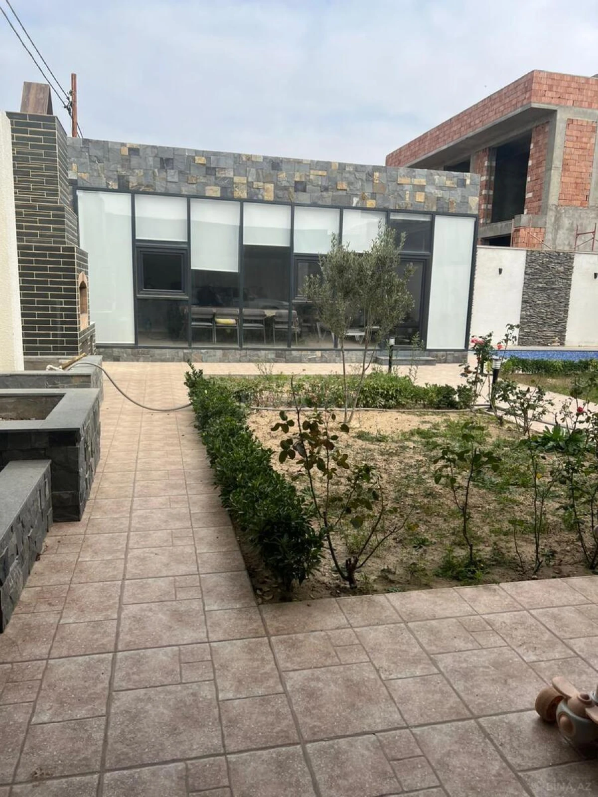 Satılır 4 otaqlı həyət evi 300 m²
