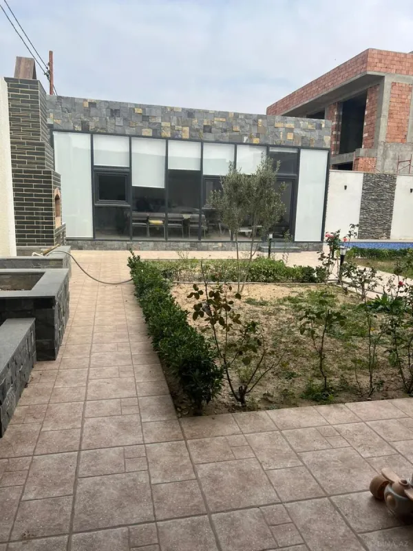 Satılır 4 otaqlı həyət evi 300 m²