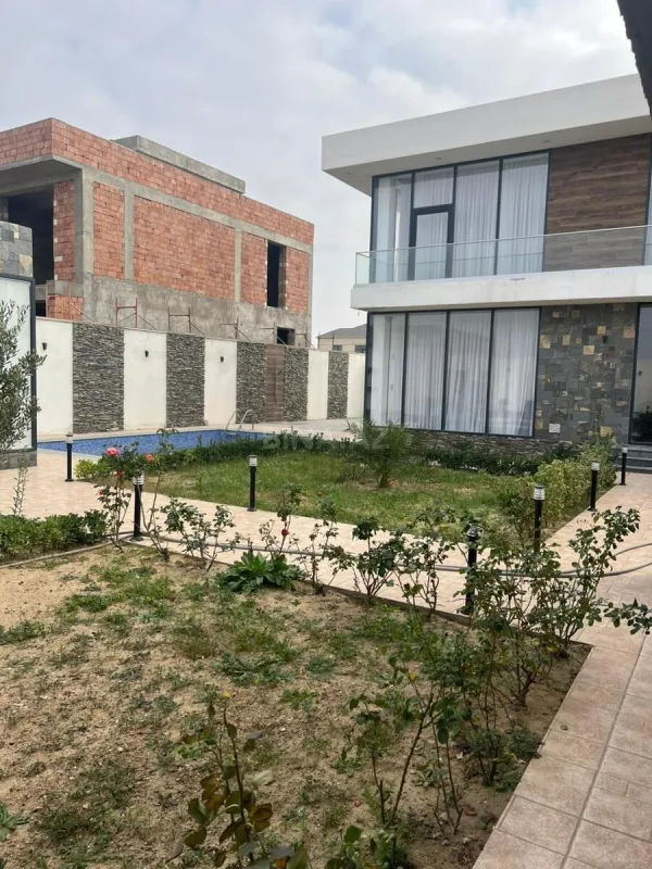 Satılır 4 otaqlı həyət evi 300 m²
