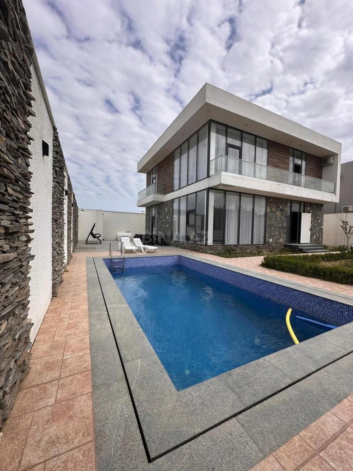 Satılır 4 otaqlı həyət evi 300 m²