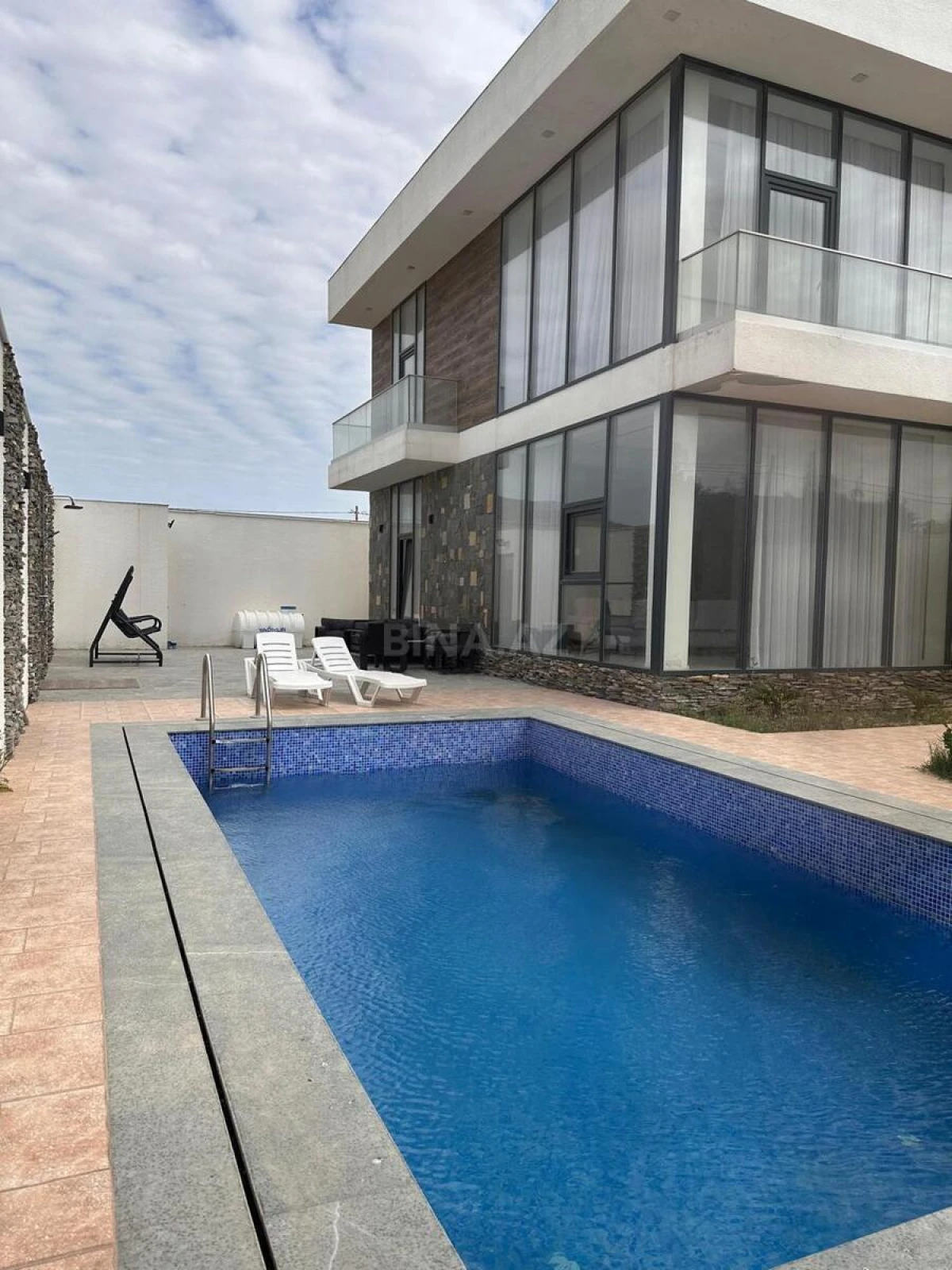 Satılır 4 otaqlı həyət evi 300 m²