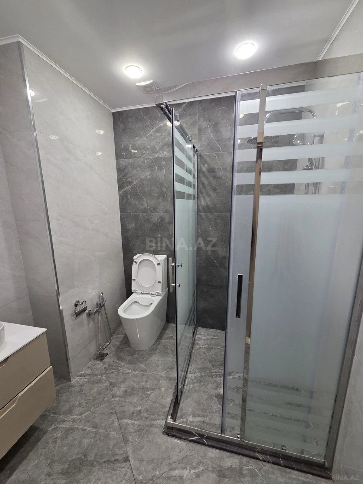 Kirayə verilir 2 otaqlı mənzil 90 m²