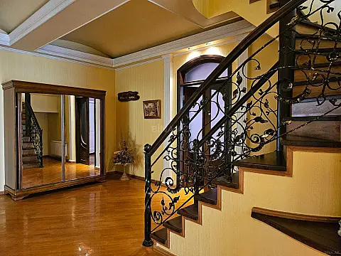 Kirayə verilir 7 otaqlı həyət evi 700 m²