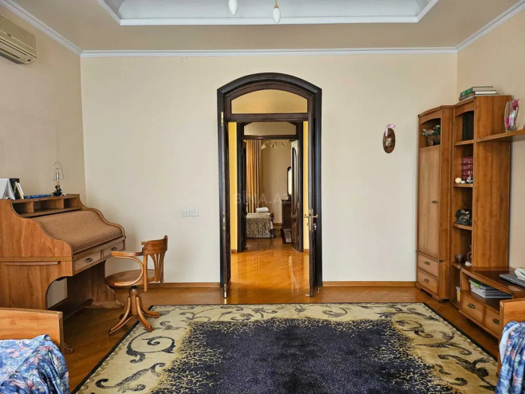 Kirayə verilir 7 otaqlı həyət evi 700 m²