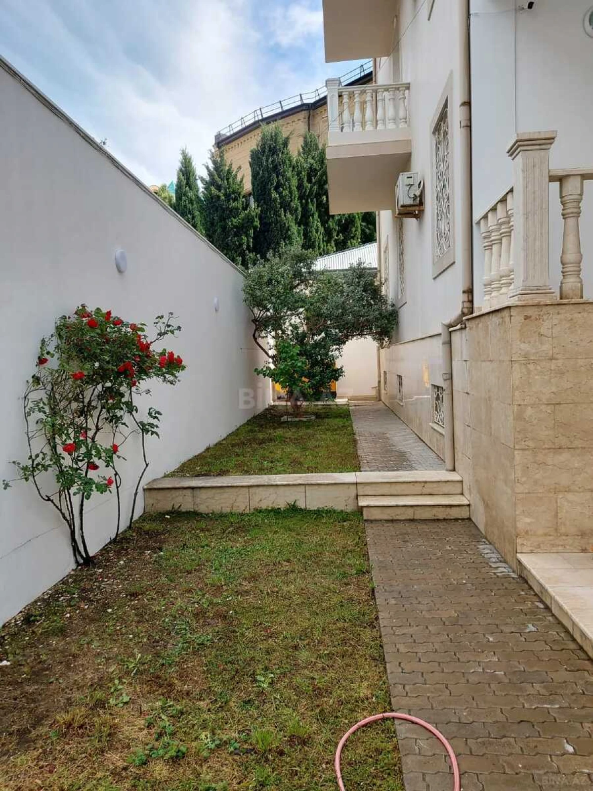 Kirayə verilir 7 otaqlı həyət evi 700 m²