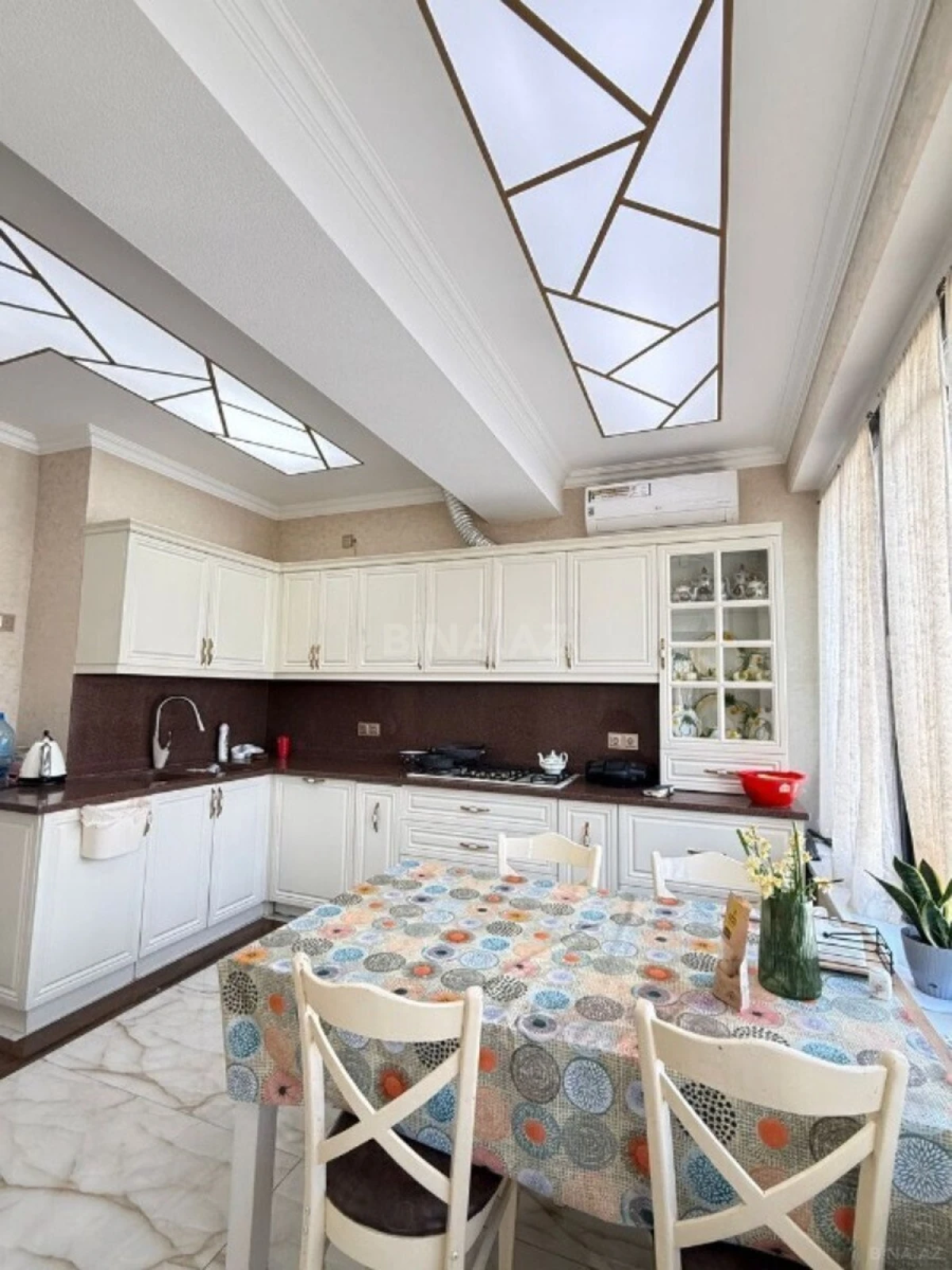 Satılır 4 otaqlı mənzil 165 m²