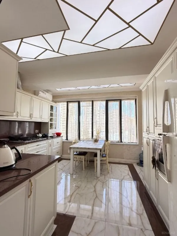 Satılır 4 otaqlı mənzil 165 m²
